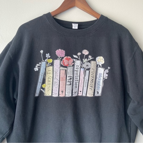 Taylor Swift Black Sweatshirt with Book and Flower Design XL CottonPoly Blend - Picture 2 of 9